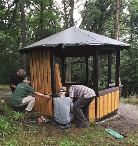 Installation der neuen Füllung für die Ausfachungen.