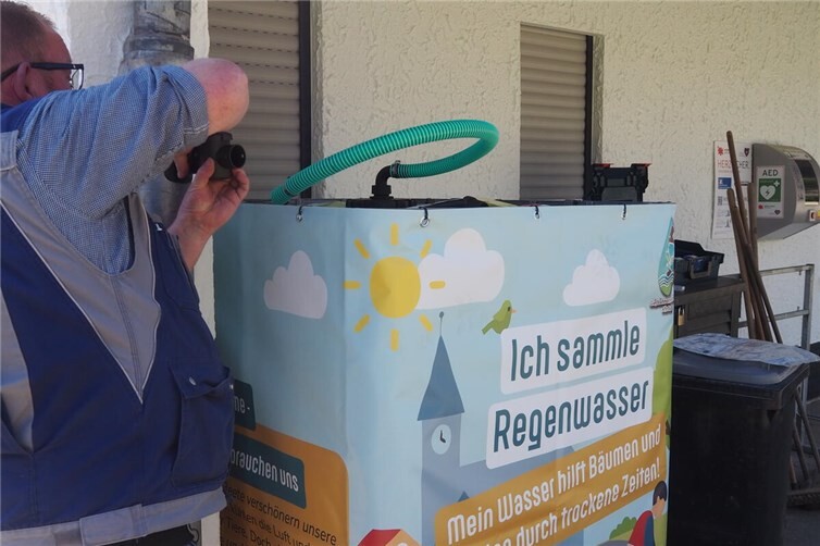 Installation des Wassertanks am DGH Adenau durch einen Mitarbeiter der Caritas Werkstätten Adenau