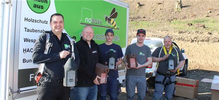 Installierten am ehemaligen „Parkschlösschen“ in Bad Breisig 40 Spezialnistästen für Vögel, Maus-Arten und Fledermäuse: Norman Wirbel (2. von links) von der Firma „Nowi Bauträger GmbH“ und Roman Förster (links) von der Firma „noBaxx“. Fotos: DU