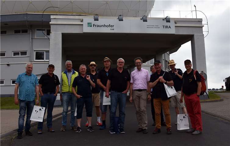 Institutsleiter Prof. Peter Knott begrüßte Landrat Sebastian Schuster am Fraunhofer FHR vor dem Weltraumbeobachtungsradar TIRA.Foto: Fraunhofer FHR