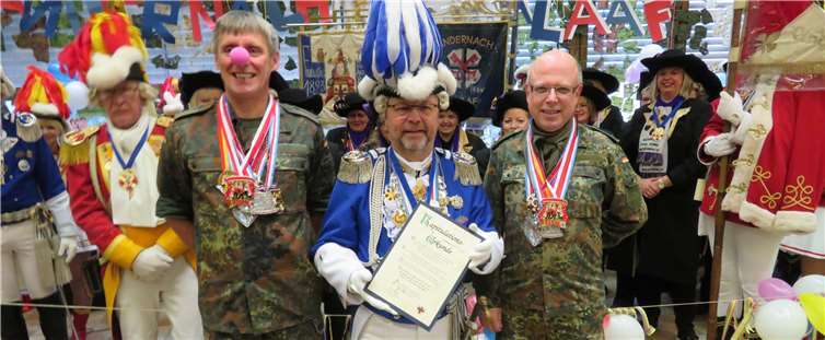 Institutsleiter und Oberstarzt Prof. Dr. Dr. Dieter Leyk und derStandortälteste Oberstarzt Dr. Peter Richter nach der offiziellen Kapitulation mit Stadtkommandant Hans-Peter Klein.