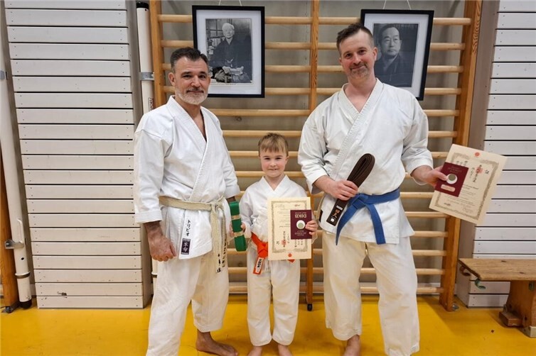 Instructor Osterkamp mit den Prüflingen