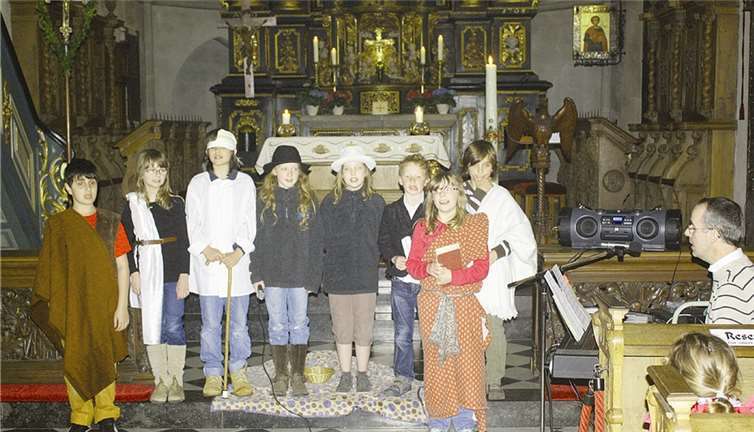 Instrumental begleitet von Kirchenmusiker Martin Monter stellte der Kinderchor das Musical „Bartimäus“ vor. DL