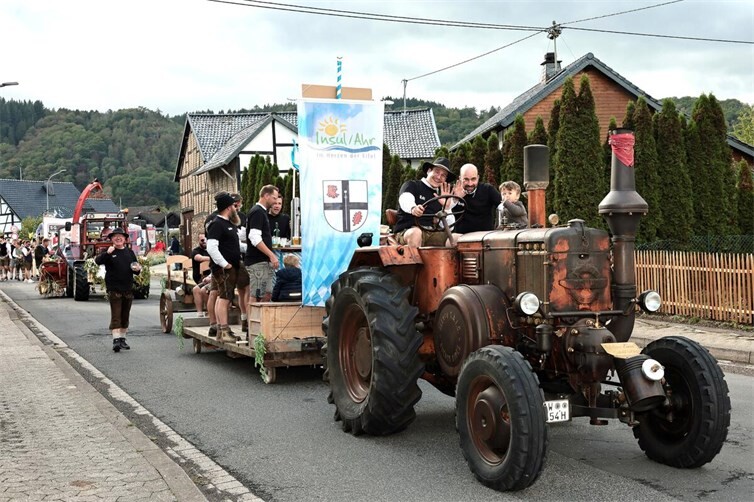 Oktoberfest und Trachtenumzug in Insul mit Musik und viel Gaudi