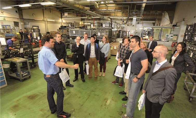 Integral Accumulator in Remagen mit Konstruktionsleiter Marcus Darms (li.) war eine der Firmen, die Studierende über berufliche Perspektiven informierte. Kreisverwaltung Ahrweiler