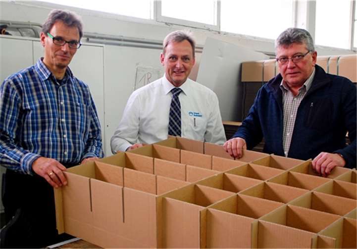 Integral-Personalleiter Peter Leitzbach (Mitte), hier mit Thomas Hoffmann und Peter Bleidt, überzeugt sich in den Caritas Werkstätten von der Qualität der Pappraster. privat