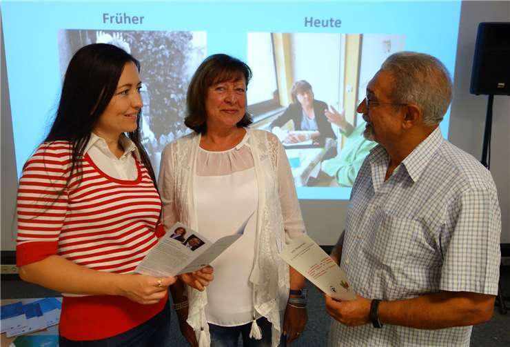 Integrationsbeauftragte Dilorom Jacka und Raffaele Zampella, stellvertretender Vorsitzender des städtischen Beirats für Migration und Integration, danken Christa Reutelsterz für die gute Kooperation.Stadt Neuwied