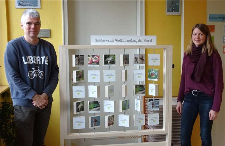 Integrationsfachkraft Lisa Urmetzer und Schulleiter Marco Britz mit DLR Memory. Foto: privat