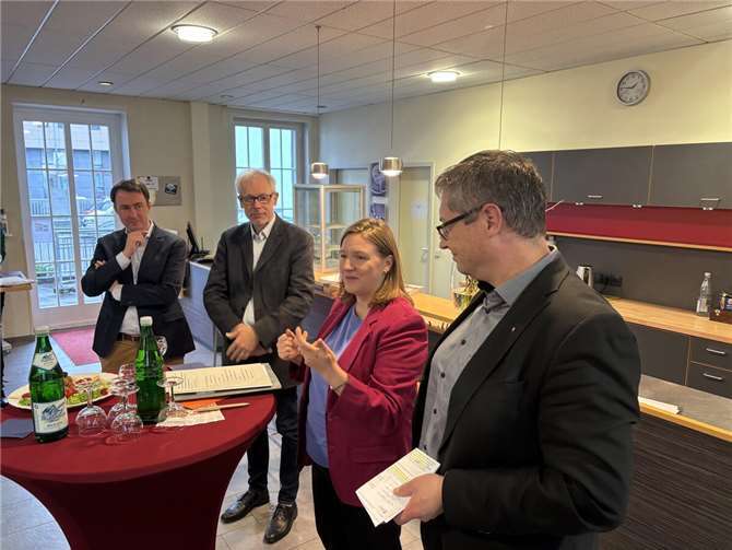 Integrationsministerin Katharina Binz (2.v.r.) bei ihrem Besuch im Psychosozialen Zentrum für Flüchtlinge in Mayen.  Foto: MFFKI