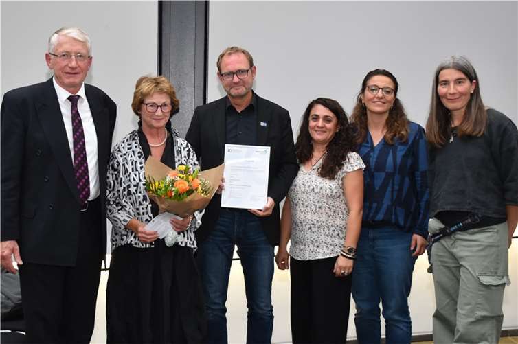 Integrationspreis des RSK für Wachtberg: (v.l.) Andreas Spiegel (UKR-Helferteam Niederbachem), Renate Offergeld (Ökumen. AK) sowie Jan Schatton, Tülün Kahlenberg, Ilkay Aydin, Katja Ackermann (Gemeinde Wachtberg).  Foto: Kommunales Integrationszentrum