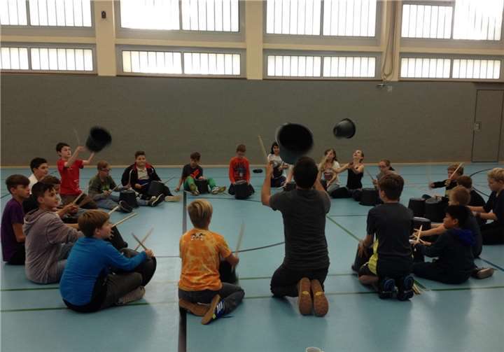 Integrierte Gesamtschule Polch. Mit den Drumsticks klappte es schon prima - doch das Werfen und Fangen der Eimer im richtigen Rhythmus war nicht ganz so leicht.