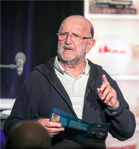 Intendant Dr. Klaus Grewe begrüßte die Zuschauer im ausverkauften Krea-Forum zum Start der 32. Morenhovener Kabaretttage.