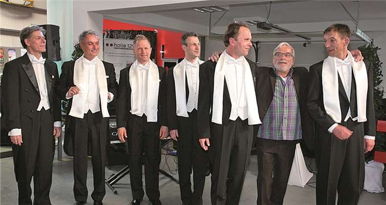 Intendant Peter Nüesch (2.v.r.) ist besonders Stolz auf „seine“ Comedian Harmonists, die nach 2007 in Kürze zurück sein werden auf der Mayener Bühne. Laurenz Wannenmacher (v.l.) sorgt für Klavierbegleitung, Andreas Barth-Steinborn, Lutz Thase, Ulrich Bildstein, Lorenz Schirren und Volker Dörffel sind die brillanten Sänger.