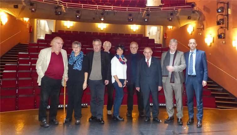 Intendant Walther Ullrich (li.) freute sich über die Würdigung seiner Lebensleistung durch den Besuch von Helga Lerch (2.v.l.) kulturpolitische Sprecherin der FDP-Landtagsfraktion und Mitglied im Ausschuss für Wissenschaft, Weiterbildung und Kultur des Landtages.Privat