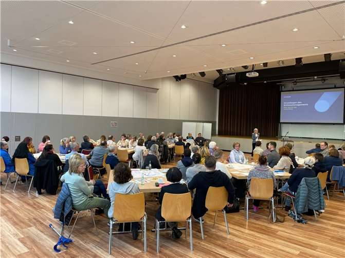 Intensiv austauschen konnten sich die Teilnehmenden der Kreispflegekonferenz und dabei wertvolle Impulse erhalten. Foto: Kreisverwaltung / Angela Hartmann
