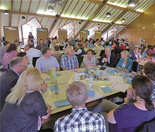 Intensiv beraten die Teilnehmer in der Gruppenarbeit einzelne Schwerpunkte. privat.