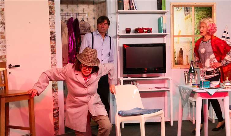 Intensiv wird zurzeit das neue Stück „Als ob es regnen würde“ vom Ensemble des Theatrums Gaudium geprobt. Foto: privat