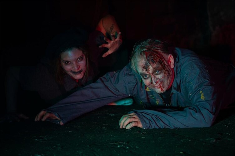 Intensive Begegnungen: Professionelles Schauspiel und detailreiche Masken machen das immersive Theatererlebnis greifbar.