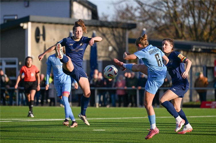 Intensive Zweikampfszenen prägten das Spiel: Hier mit Andernachs Leonie Krump (links im Bild) beobachtet von Kapitänin Magdalena Schumacher.  Foto: Norina Tönges