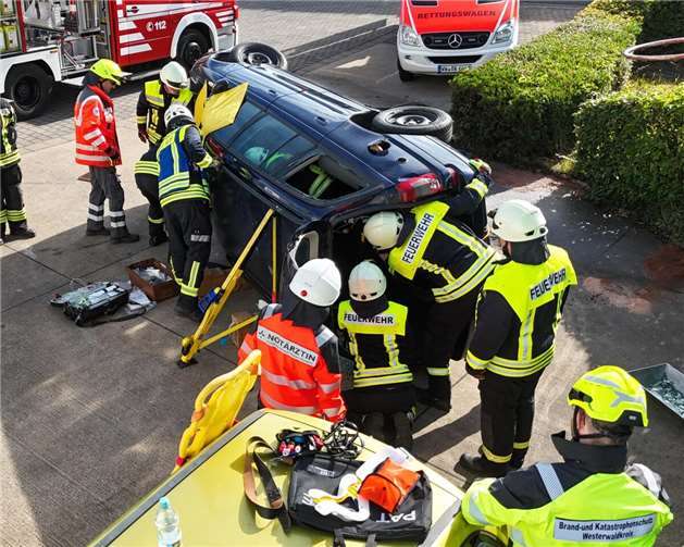 Feuerwehr und DRK trainieren Rettung bei Verkehrsunfällen Intensives Training für den Ernstfall auf der Straße.