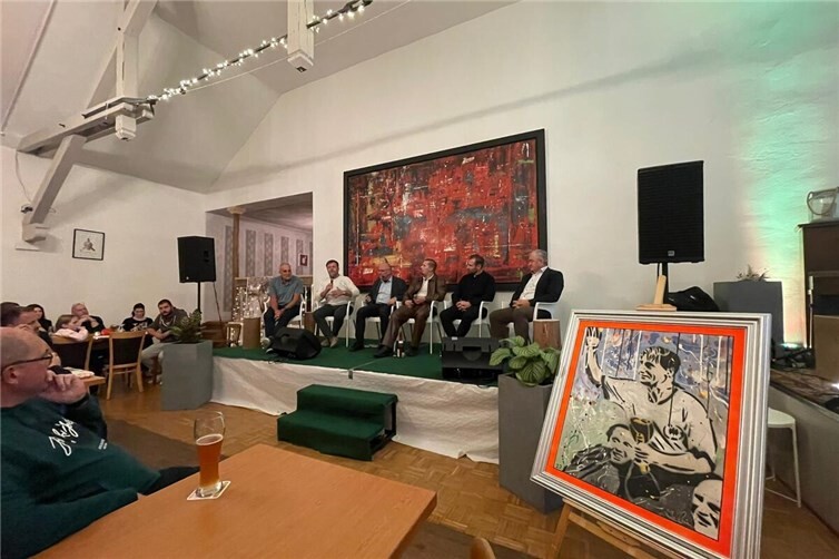 „Nicht nur an der Oberfläche des Fußballs geblieben“ Interessante Einblicke in den Fußballsport gestern und heute lieferten (v. l.) Frank Hartmann, Gunther Metz, Stefan Pauly, Cedric Taxis, Jan Siewert und Milan Sasic. Foto: Volker Ackermann
