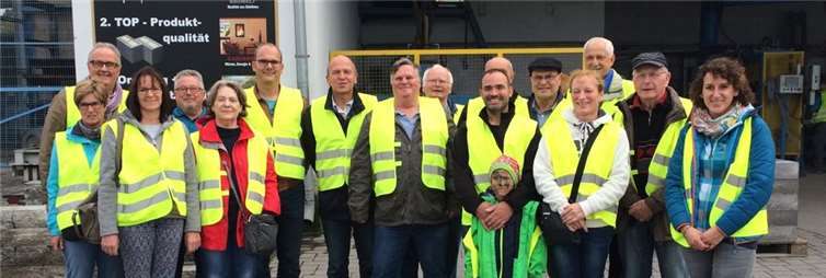 Interessante Einblicke in ein modernes Baustoffwerk erhielten die Teilnehmer der Betriebsführung. privat