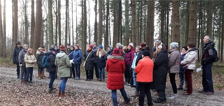 Interessante Fakten und schöne Geschichten bekamen die Literaturspaziergänger zu Gehör.Privat