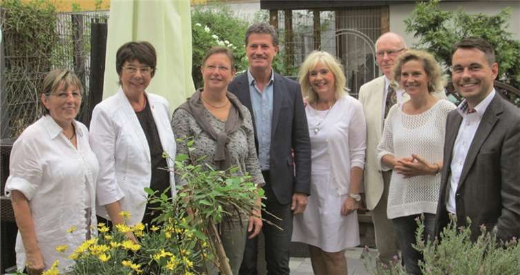 Interessante Gespräche (von links): SPD-Vorstandsmitglied Gertrud Block, die Geschäftsführerin der Freunde der Bundesgartenschau, Anna Maria Schuster, die Bürgermeisterin von Urbar, Karin Küsel-Ferber, MdB Detlev Pilger, Margit Theis-Scholz, der Vorsitzende der BUGA-Freunde, Ernst H. Lutz, Anna Köbberling und SPD-Vorsitzender David Langner.privat