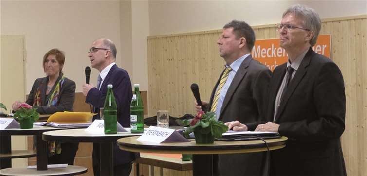 Interessante Infos erhielten die Bürger von (von links) Brigitte Kuchta, Bert Spilles und Reinhard Diefenbach, 2. von rechts Moderator Hans-Peter Fuß.WM