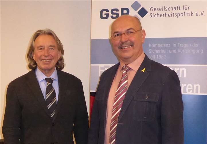 Interessanter Vortrag: Prof. Dr. Thomas Jäger (links) mit Oberst a. D. Josef Schmidhofer.Brigitte Schmidhofer