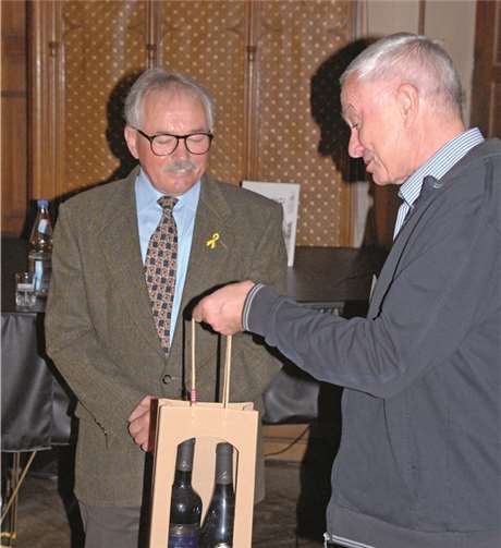 Das Elend der Kriegsgefangenen  Interessanter Vortrag und lebhafte Diskussion: Der Vorsitzende Karl-Friedrich Amendt (rechts) dankt dem Referenten Franz Krämer. privat