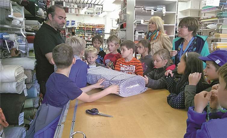 Interessantes erfuhren die Schüler in der Schneiderei bei Cemalettin Okur. Stadt Meckenheim