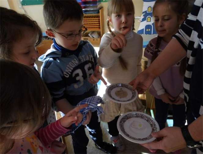 Interessantes über Eis lernten die Kinder durch eigenes Experimentieren.