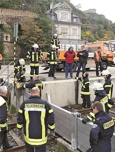 Interessiert beobachten Ratsmitglied Marion Mühlbauer und Anke Holl vom Ehrenbreitsteiner SPD Ortsverein den Einbau der Dichtwand am Ehrenbreitsteiner Bahnhof durch die Freuwillige Feuerwehr Ehrenbreitstein.  Privat