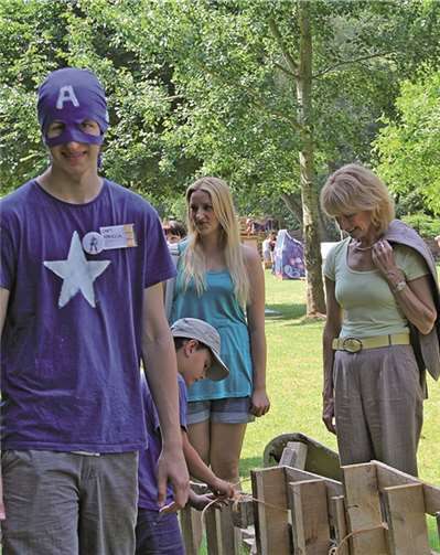 Interessiert beobachtet Bürgermeisterin Hammes-Rosenstein (r.) die handwerklichen Fertigkeiten eines jungen Konferenz-Teilnehmers, während Captain America sich zu seiner nächsten Mission aufmacht. Stadt Koblenz