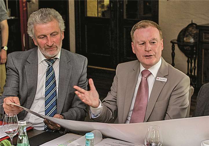 Interessiert betrachten Dr. Alexander Saftig, Peter Schaaf und Bruno Seibeld (v.r.) die alte Karte des Kreises Mayen.EP