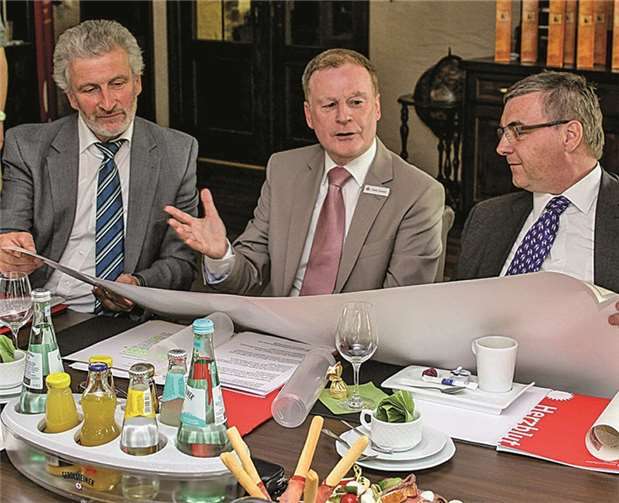 Interessiert betrachten (v.re.) Dr. Alexander Saftig, Peter Schaaf und Bruno Seibeld die alte Karte des Kreises Mayen.
