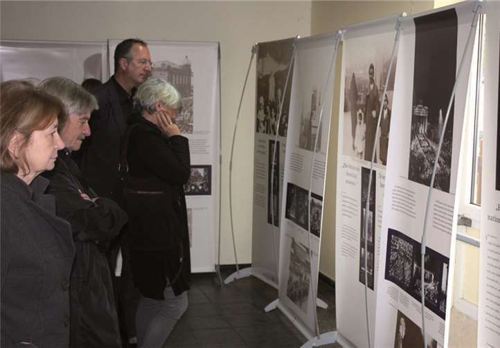 Interessiert betrachteten die Besucher die einzelnen Stationen zum jüdischen Leben währen des Nazi-Terrors.