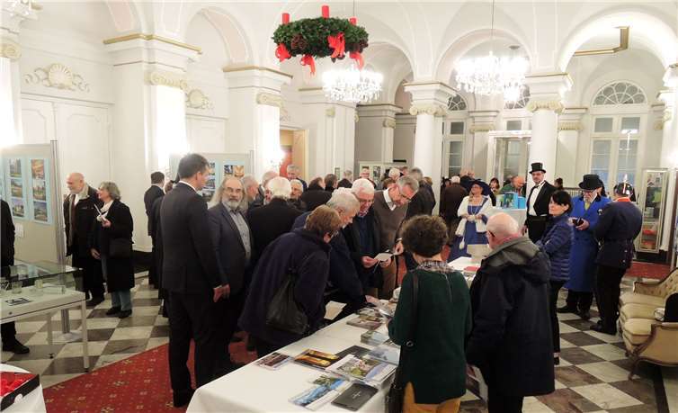 Interessiert betrachteten die Gäste die Ausstellung.