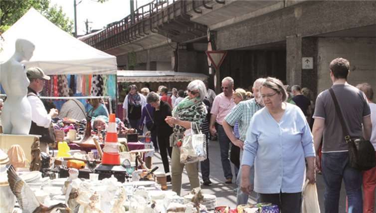 Interessiert betrachteten die Linz-Besucher das reichhaltige Angebot an den Ständen. DL