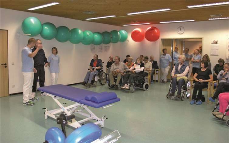 Interessiert folgen die Besucher den Ausführungen der Therapeuten. privat