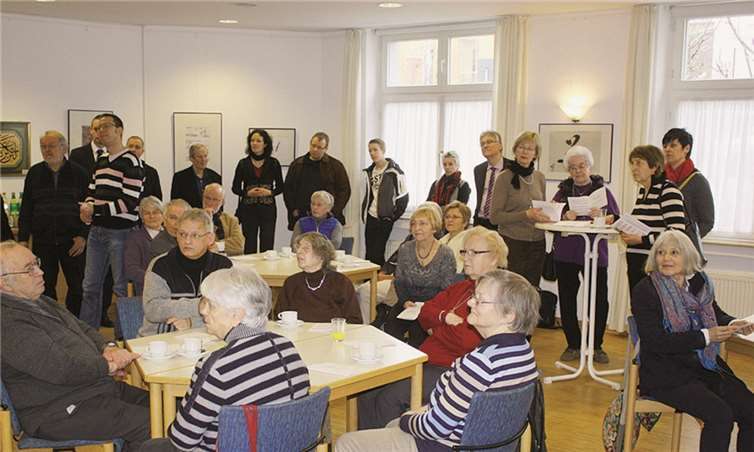 Interessiert folgten die Ausstellungsgäste im Katharinenhof den Ausführungen des Kurators.DL