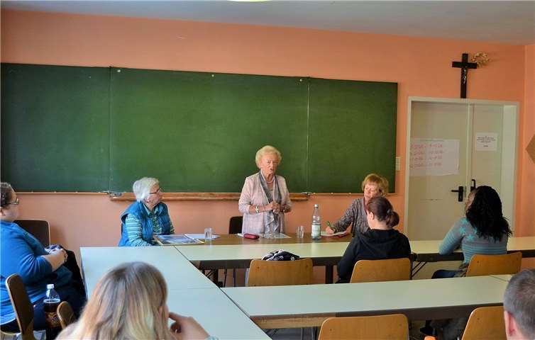 Interessiert folgten die Schüler dem Vortrag von Friedel Besser (links) und Edeltraud Wieneritsch.privat