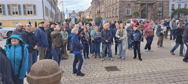 Interessiert hören die Teilnehmenden an der Stadtführung in Speyer zu.  Foto: Ahrtalbahnfreunde / Edgar Steinborn