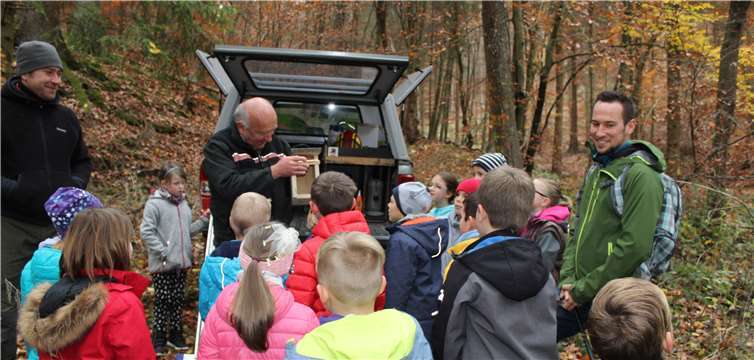 Interessiert hörten die Kinder dem Revierförster zu.