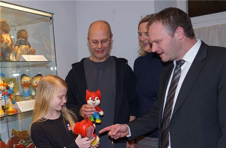 Interessiert lassen sich OB Jan Einig und Benita Roos (StadtGalerie) von Sammler Jörg Bohn und Arwen Bohn für das historische Spielzeug begeistern