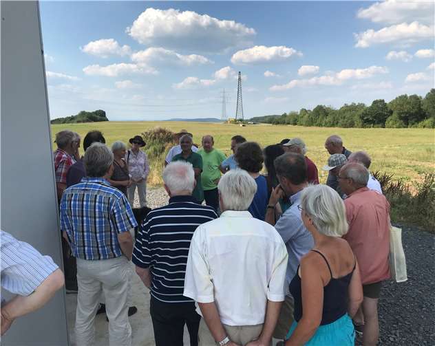 Interessiert lauschen die Gäste den Auführungen des Fachmanns. „GFW Gesellschaft für Windenergieanlagen GmbH & Co.KG
