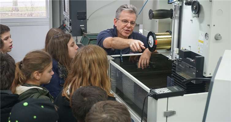 Interessiert lauschen die Schüler den Erläuterungen. Privat
