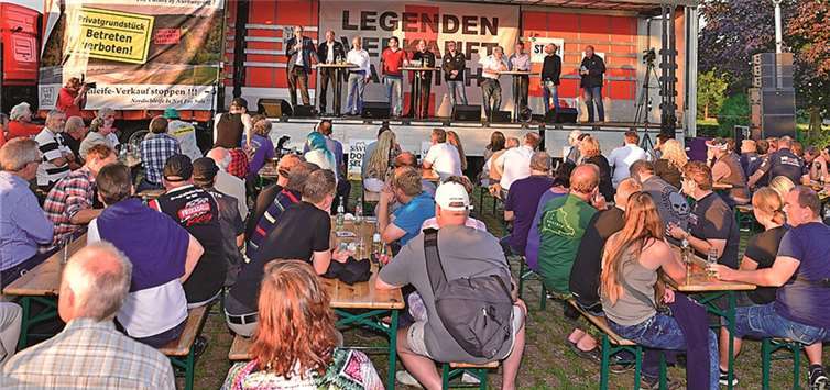 Interessiert lauschen die Zuhörer den Ausführungen auf dem Podium. Fotos: BURG