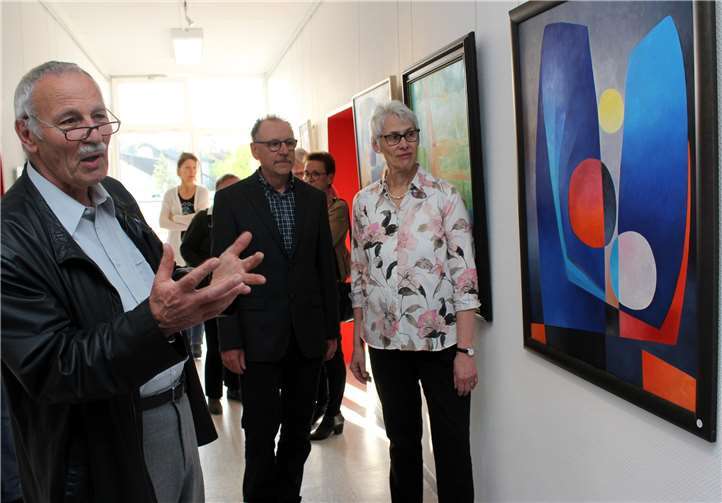 Interessiert lauschten Christel Kruppa und Thomas Jeschke (von rechts) von der Caritas-Familienberatung den Ausführungen von Ulrich Summerer (links), der den Gästen bei der Ausstellungseröffnung im Caritas-Zentrum seine Bilder erläuterte. Die Werke können noch bis Anfang August in Montabaur bewundert werden. privat